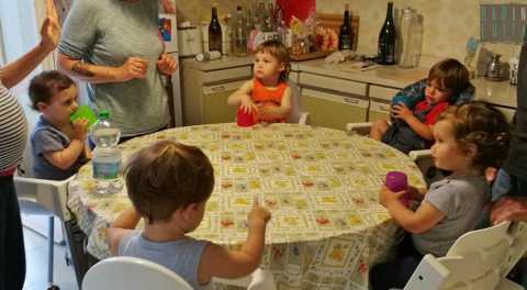 Una casa al posto dell'asilo:  la "madre di giorno". I bimbi cos sono pi protetti